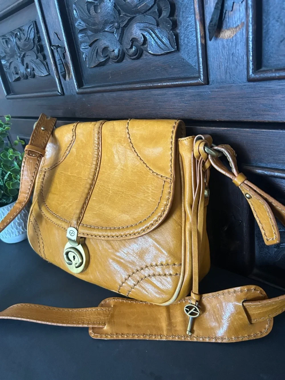 Francesco Biasia Mustard Leather Crossbody with Gold-Tone Turn Lock - Picture 3 of 17